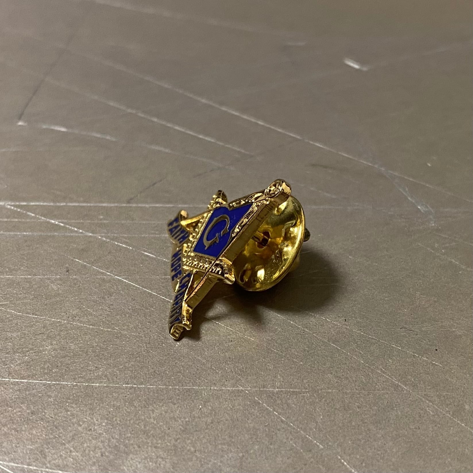 ★アメリカ＊フリーメイソンのピンブローチ（実物) Vintage USA Freemason blue enameled Faith hope charity pin brooch