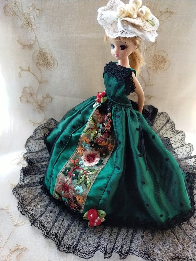 クリスマスシリーズ】鮮やかなグリーンのロングトレーンドレス