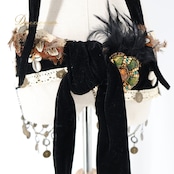 ベリーダンス トライバル 衣装 トップス ベルト セット ブラック系 羽根 貝 シェル コイン 黒 白 緑 茶 豪華 装飾 レース かっこいい ダンス衣装 イベント ステージ クール ホワイト系 ブラウン系 グリーン系