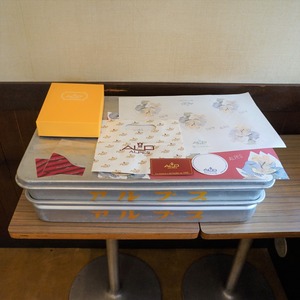 駒込アルプス洋菓子店 ばんじゅう「アルプス」2個（高さ低め）と 紙もののセット