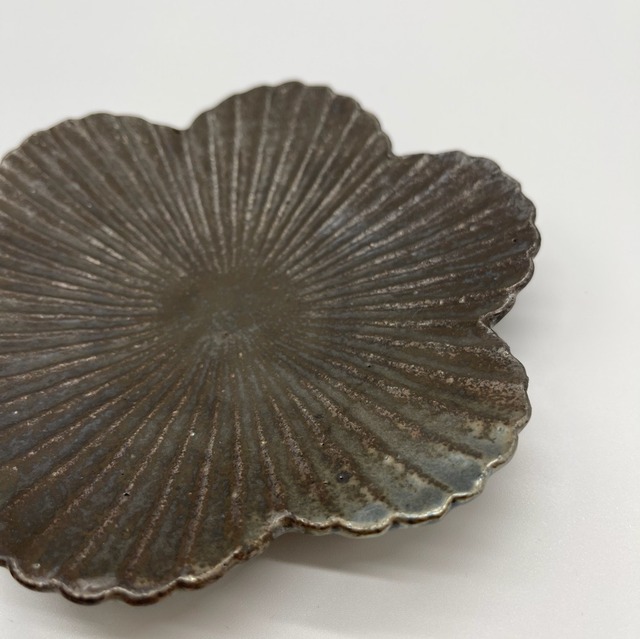 『宇田康介』輪花5寸皿B　鉄釉　2111100305679B