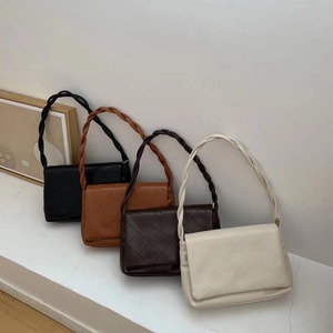 ツイストハンドルフラップバッグ