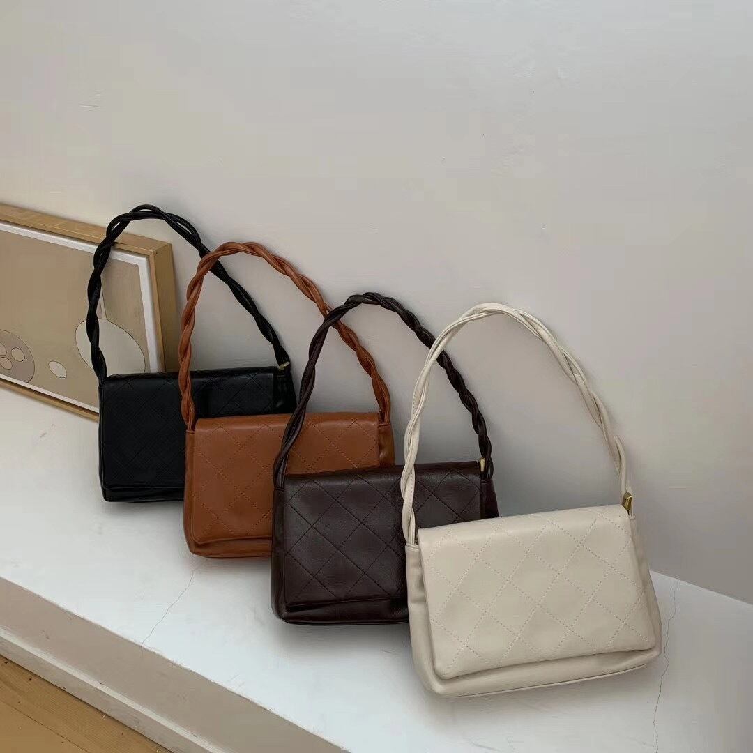 ツイストハンドルフラップバッグ