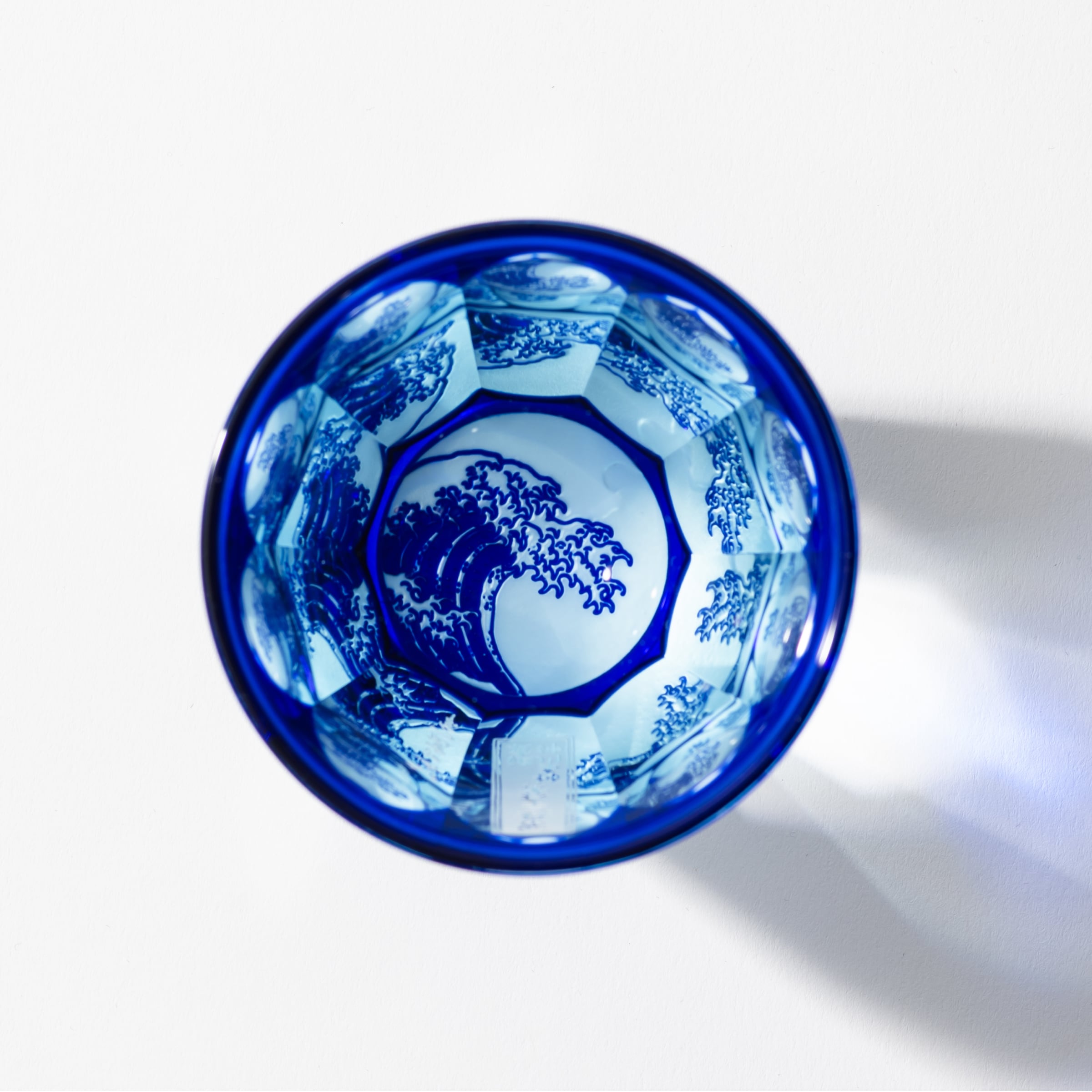 北斎・浪裏（瑠璃×ライトブルー）ぐい呑 | 椎名切子（GLASS-LAB) 江戸