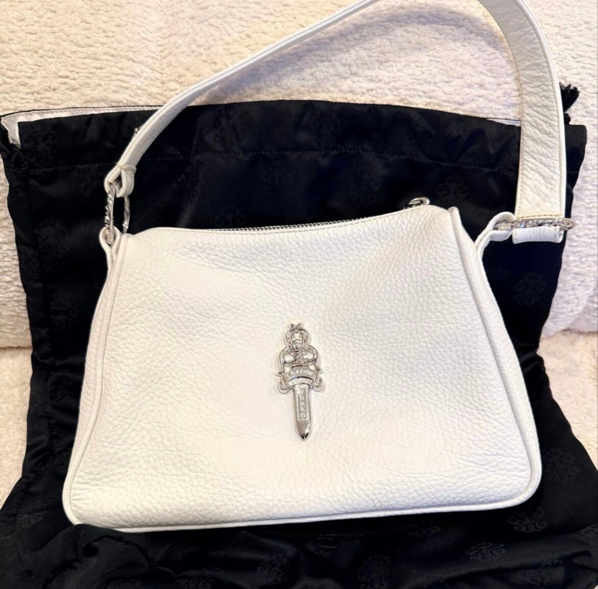 CHROME HEARTS クロムハーツ チキンナゲット スモールレザー ショルダーバッグ ダガージップ ダガー装飾 ソフトレザー スクロールロゴ ホワイト