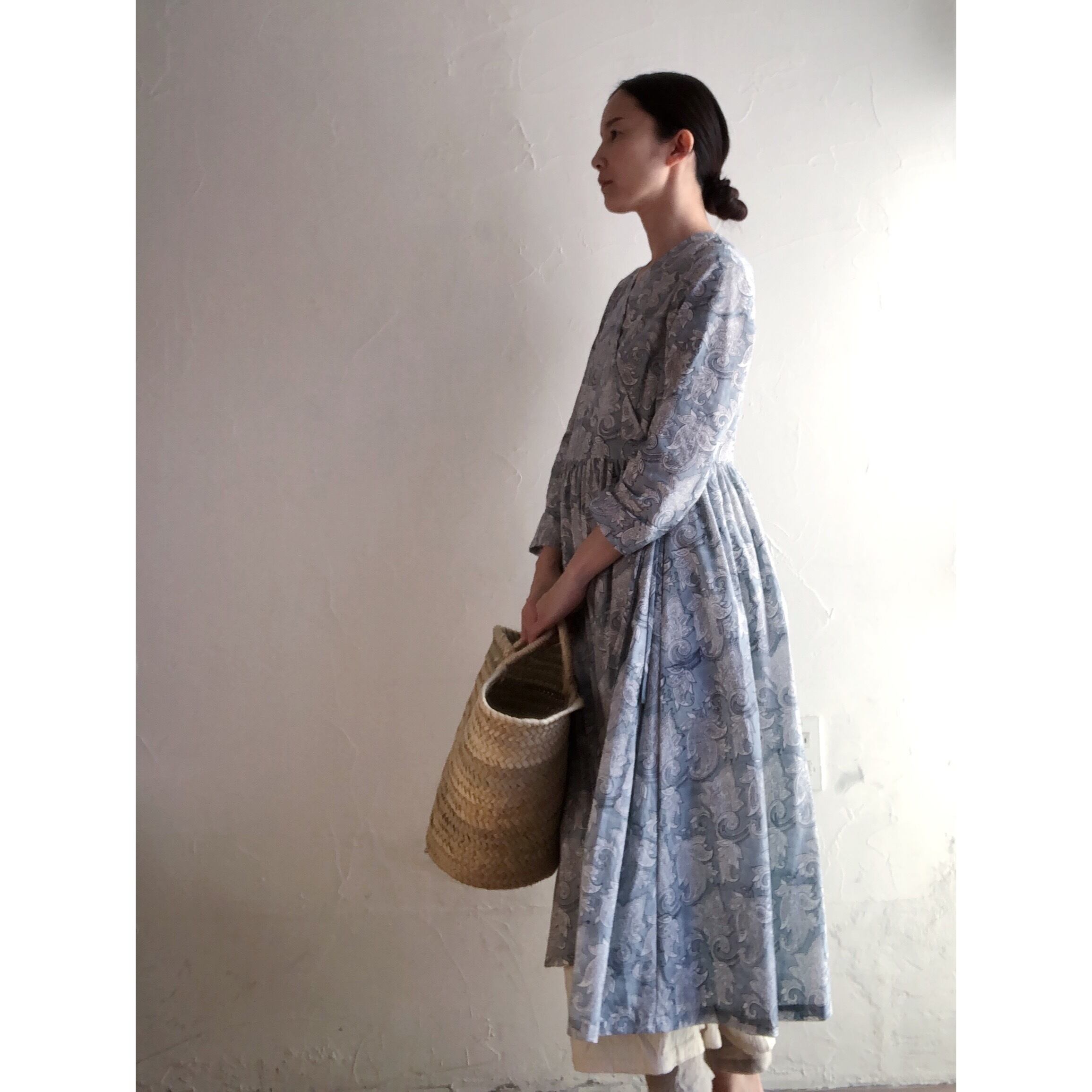 Mサイズ インド柄 No 10 水色 白花 コットン サンガネールのブロックプリント Mula Working Clothカシュクールワンピース Heirloom エアルーム Clothing Fabrics
