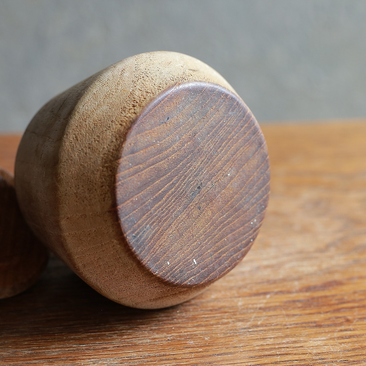 味わい深い、ぽってりフォルムの木の容器