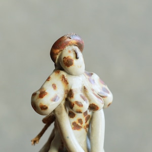 女性が優しく微笑む、陶器の呼び鈴 1