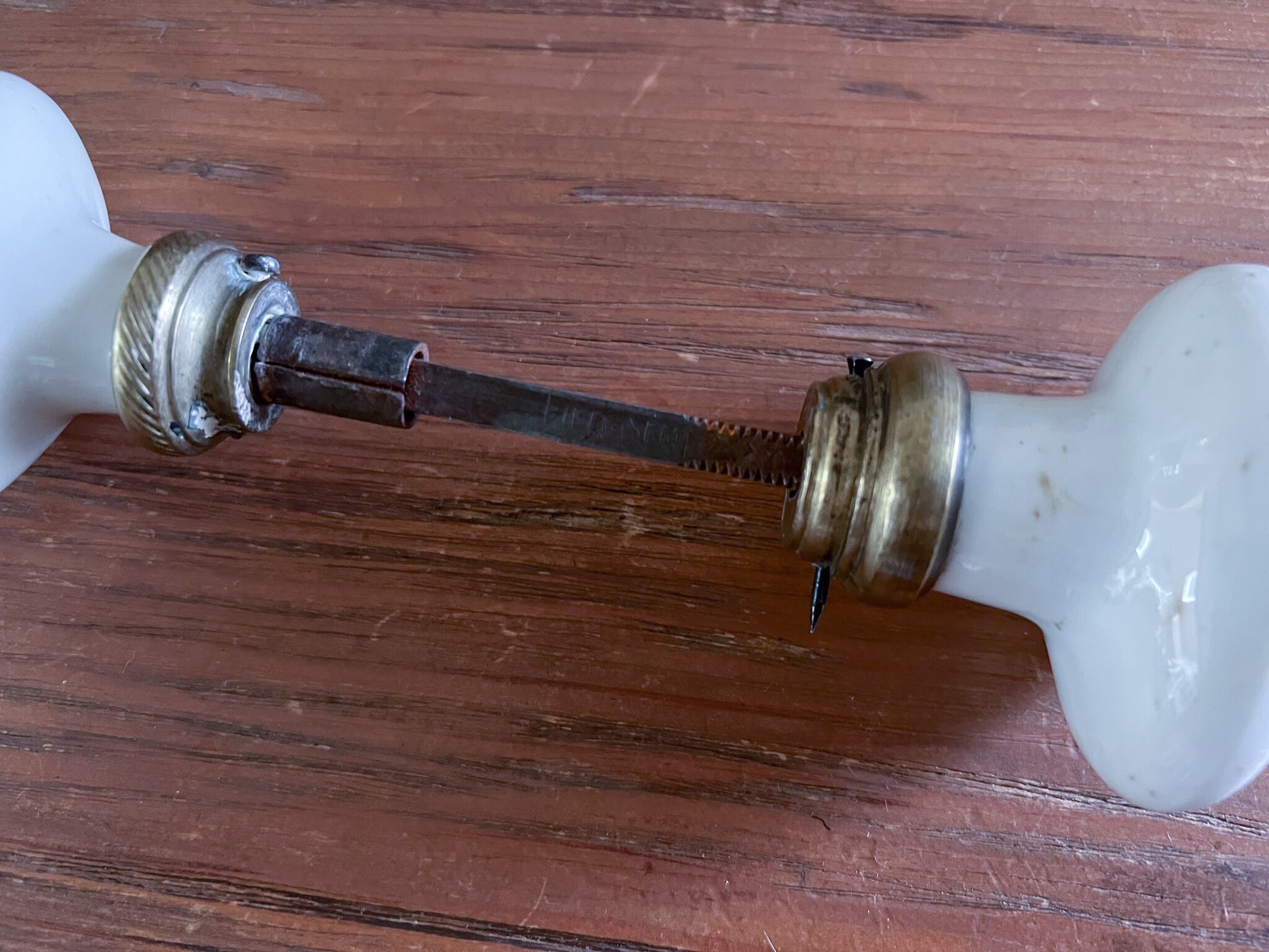 白の陶器製の楕円型ドアノブパーツ フレンチアンティーク