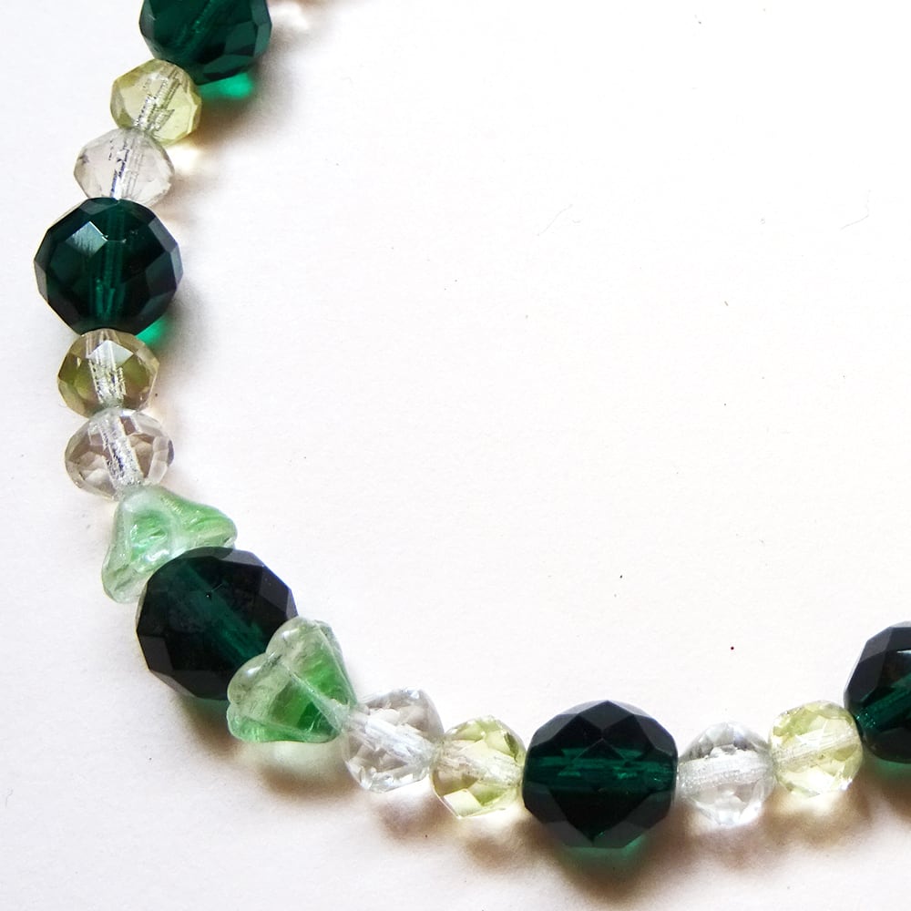 チェコスロバキア ウランガラスのネックレス / ダークグリーン