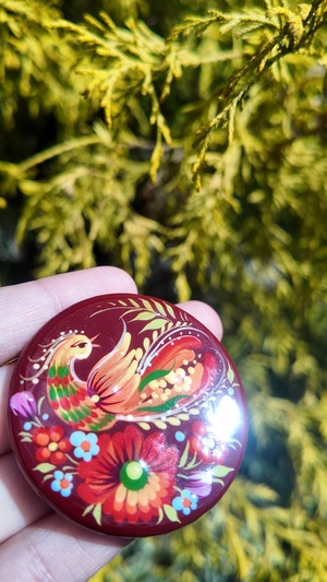 ウクライナ伝統絵画 ペトリキウカ塗り 木製ブローチ（ティモシェンコ作）