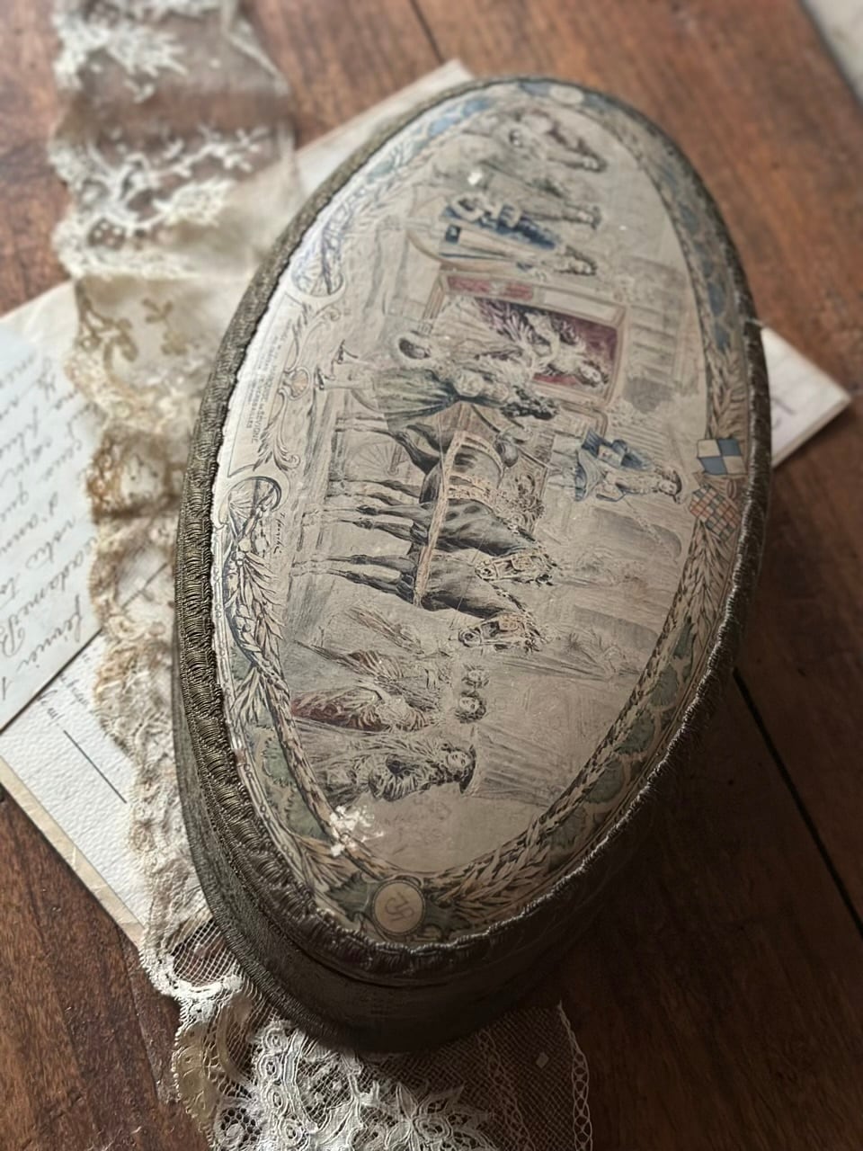 チョコレートの紙箱 オーバル A la Marquise de Sévigné | Brocante de
