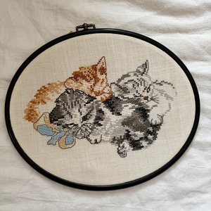 大き目なねこの刺繍の壁飾り