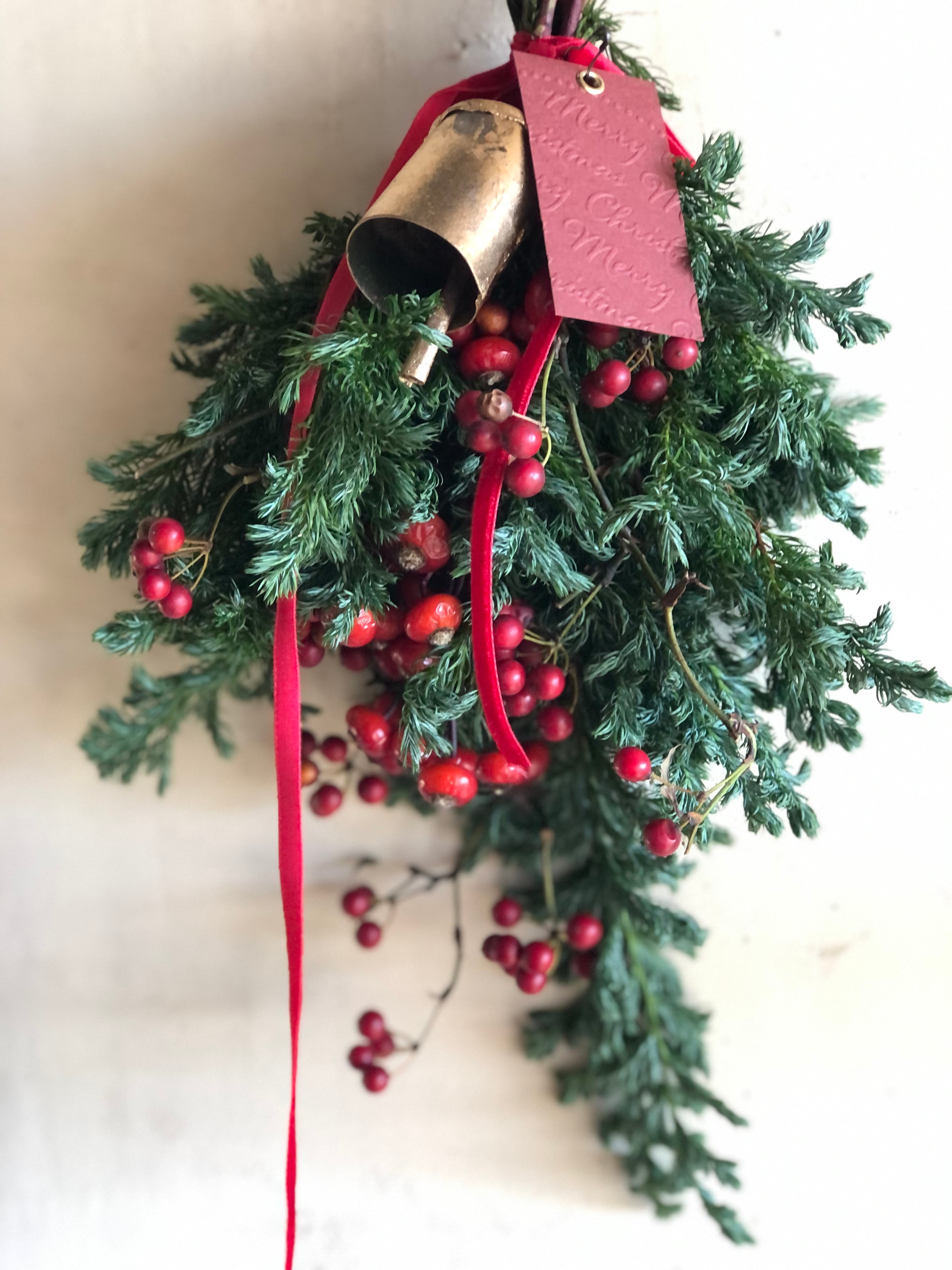 Christmas swag 赤い実とベル | vinaya