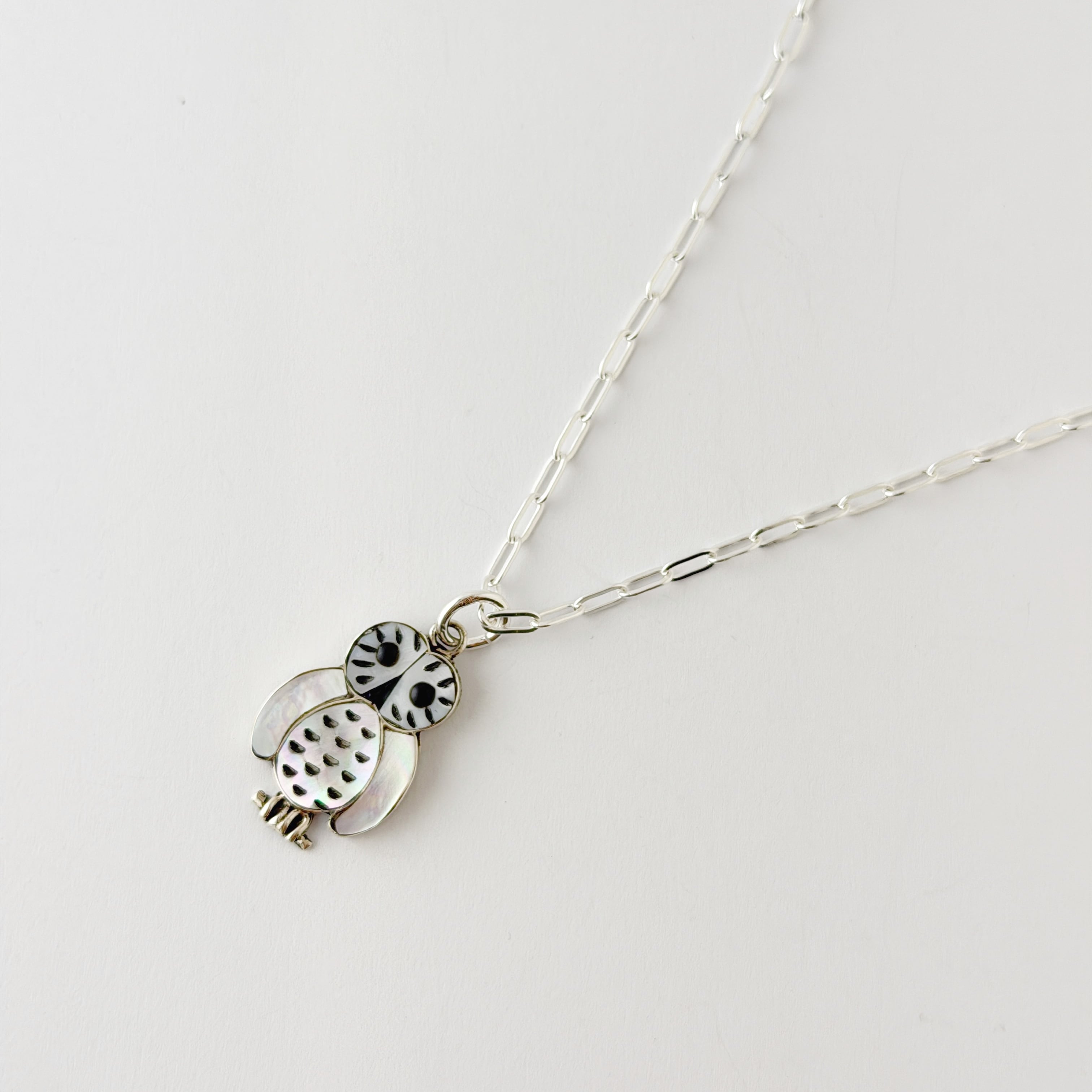 【再入荷】《Indian Jewelry 》ZUNI フクロウ ホワイト シェル ペンダント ネックレス (チェーン オプション) 鳥 バード