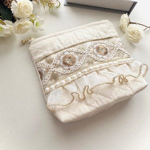 刺繍リボンとフリルのキルトパールポーチ