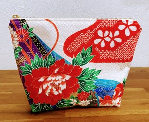 正絹化粧ポーチ　Pouch made from Silk Kimono