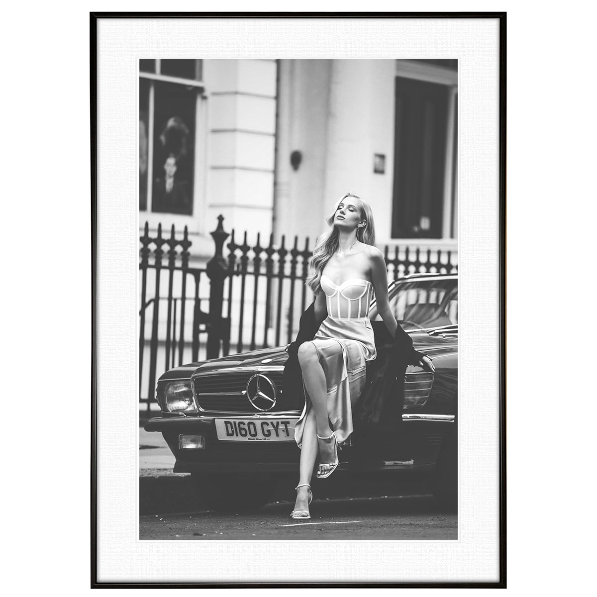 人物写真 車のボンネットでポーズをとる女性 モノクロ インテリアアートポスター額装 AS3784