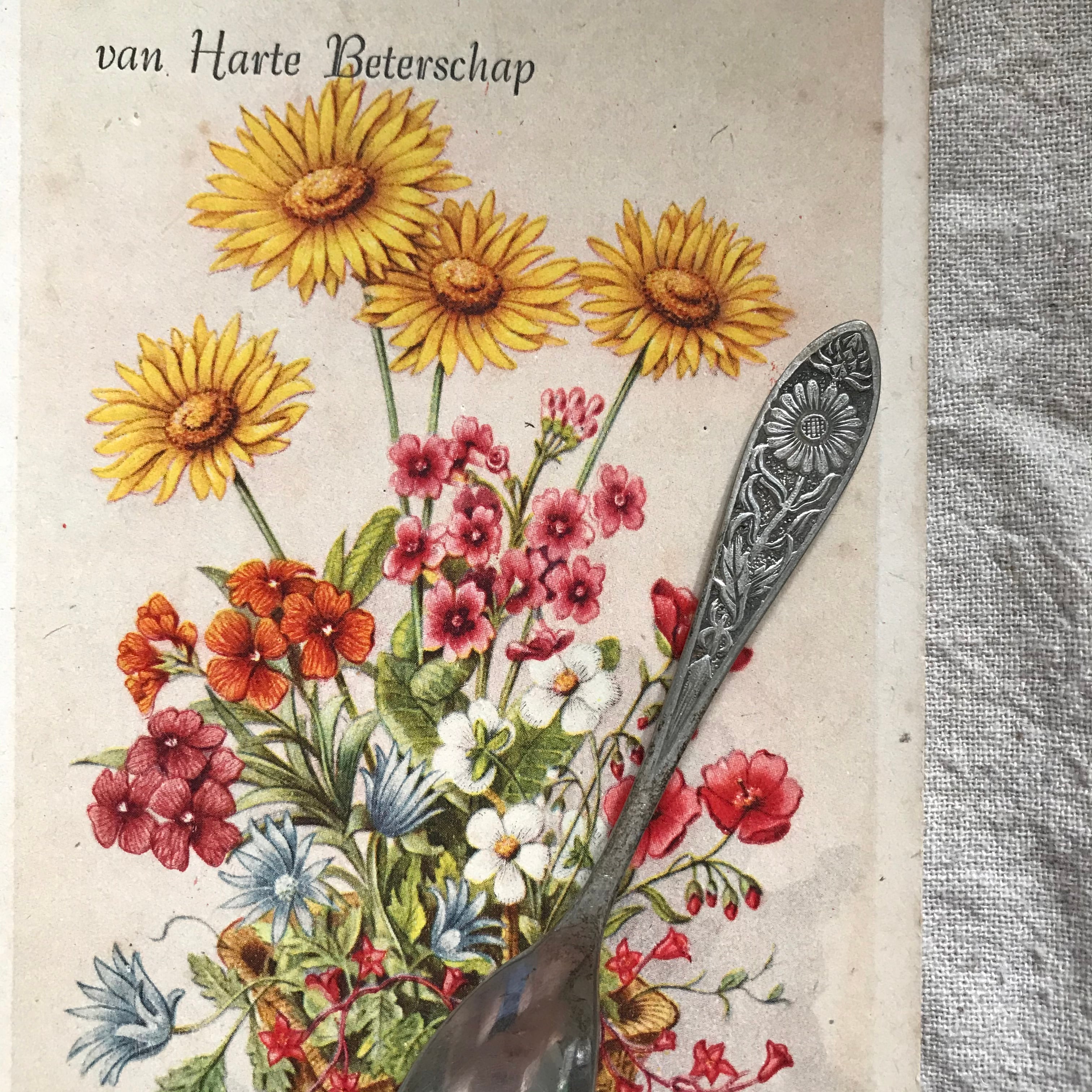 花模様のはがきとスプーン