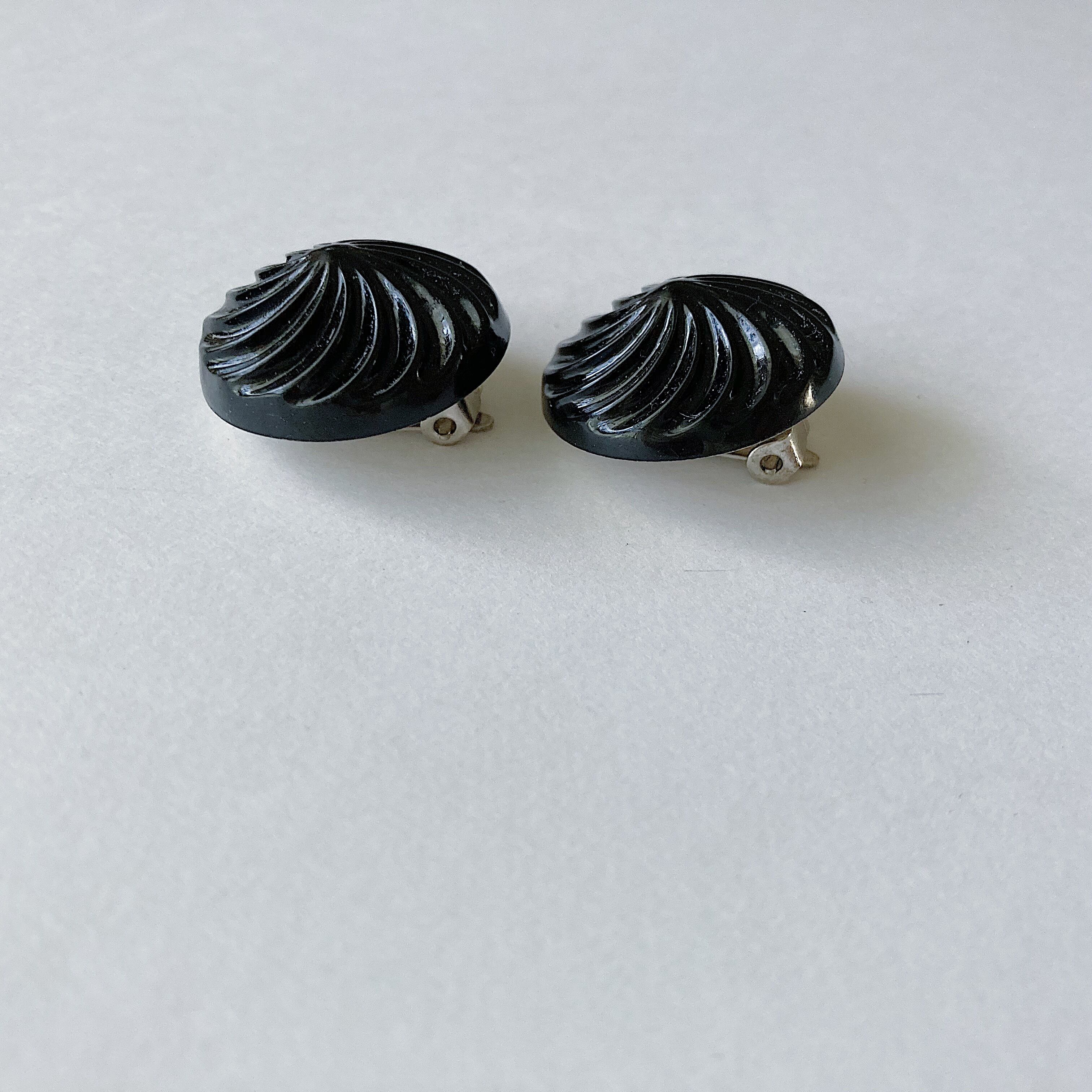 Vintage 80s black plastic circle earrings ヴィンテージ 80年代