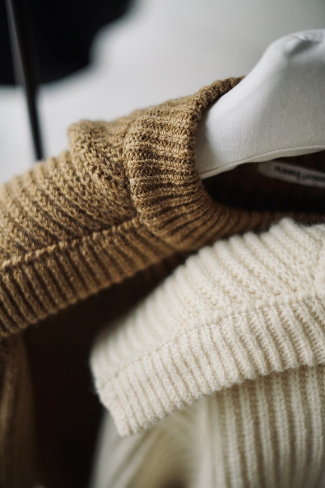FUMIKA_UCHIDA / SHETLAND RIB STITCH HOODED PULLOVER ( IVORY , TOP