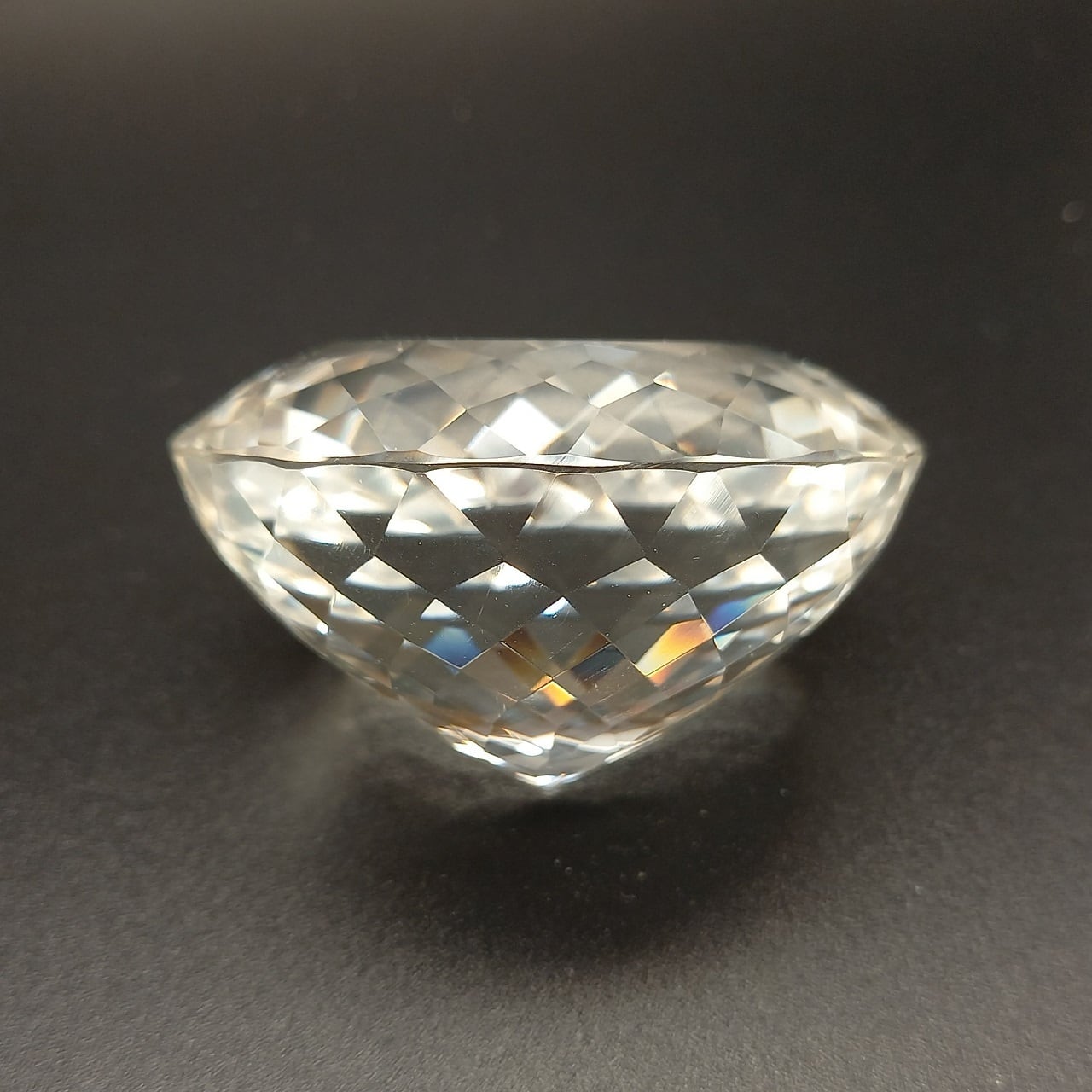 ブリリアントカット【国産水晶】　605 ct（カラット）