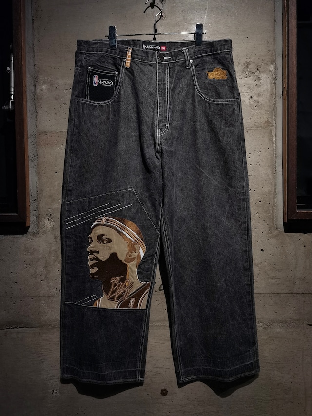 【Caka】"UNK" "NBA" "Cleveland Cavaliers" "Lebron James "Wappen Design Wide Straight Denim Pants