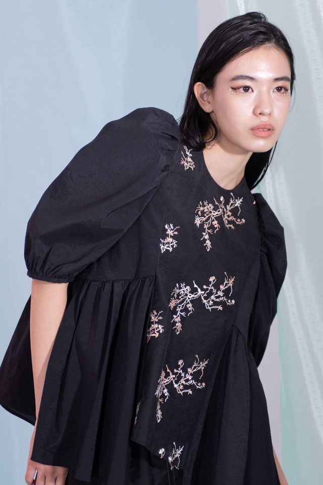 Goldfish Embroidery  Blouse　BLACK