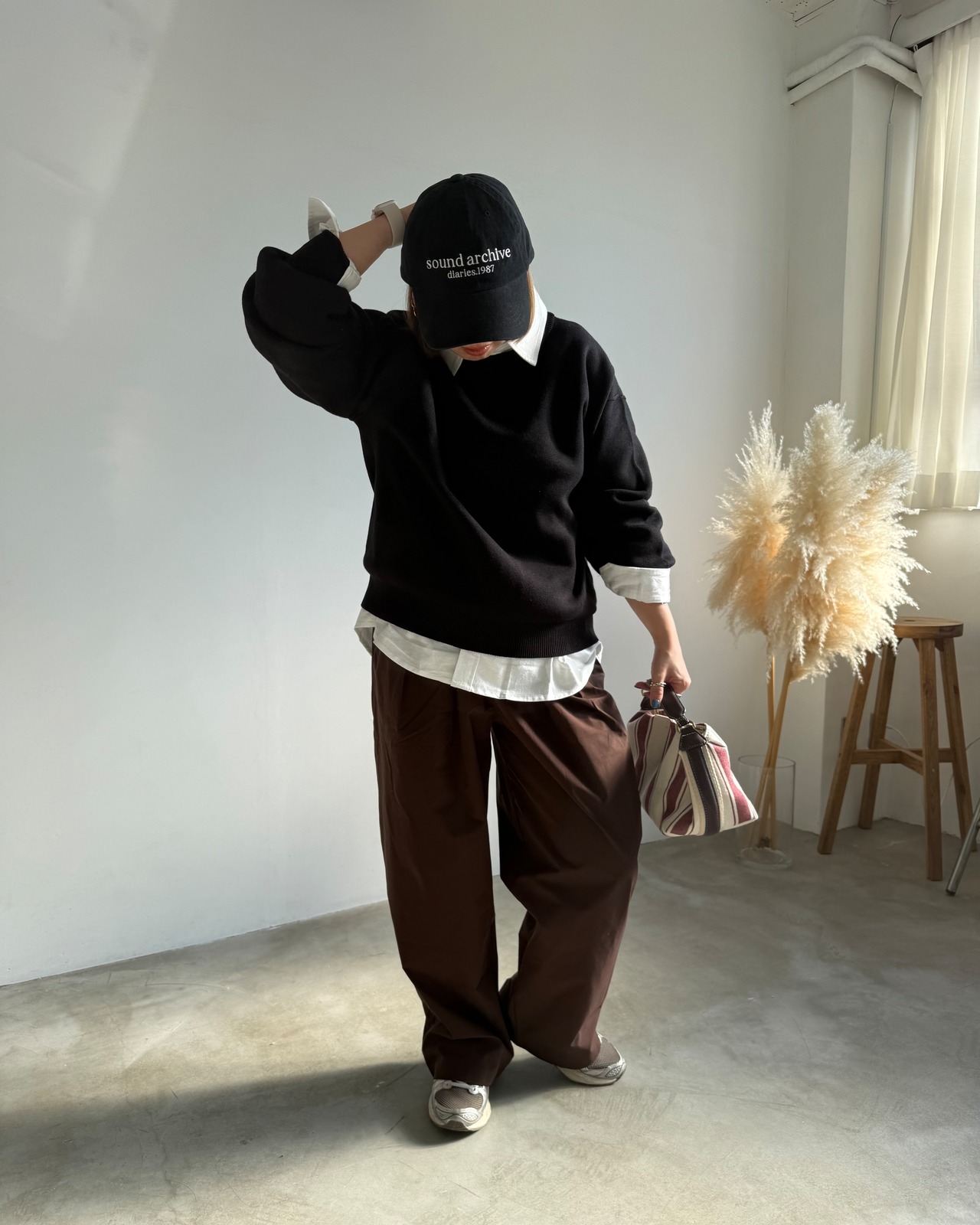 calm V gusset sweat like  knit pullover <black>