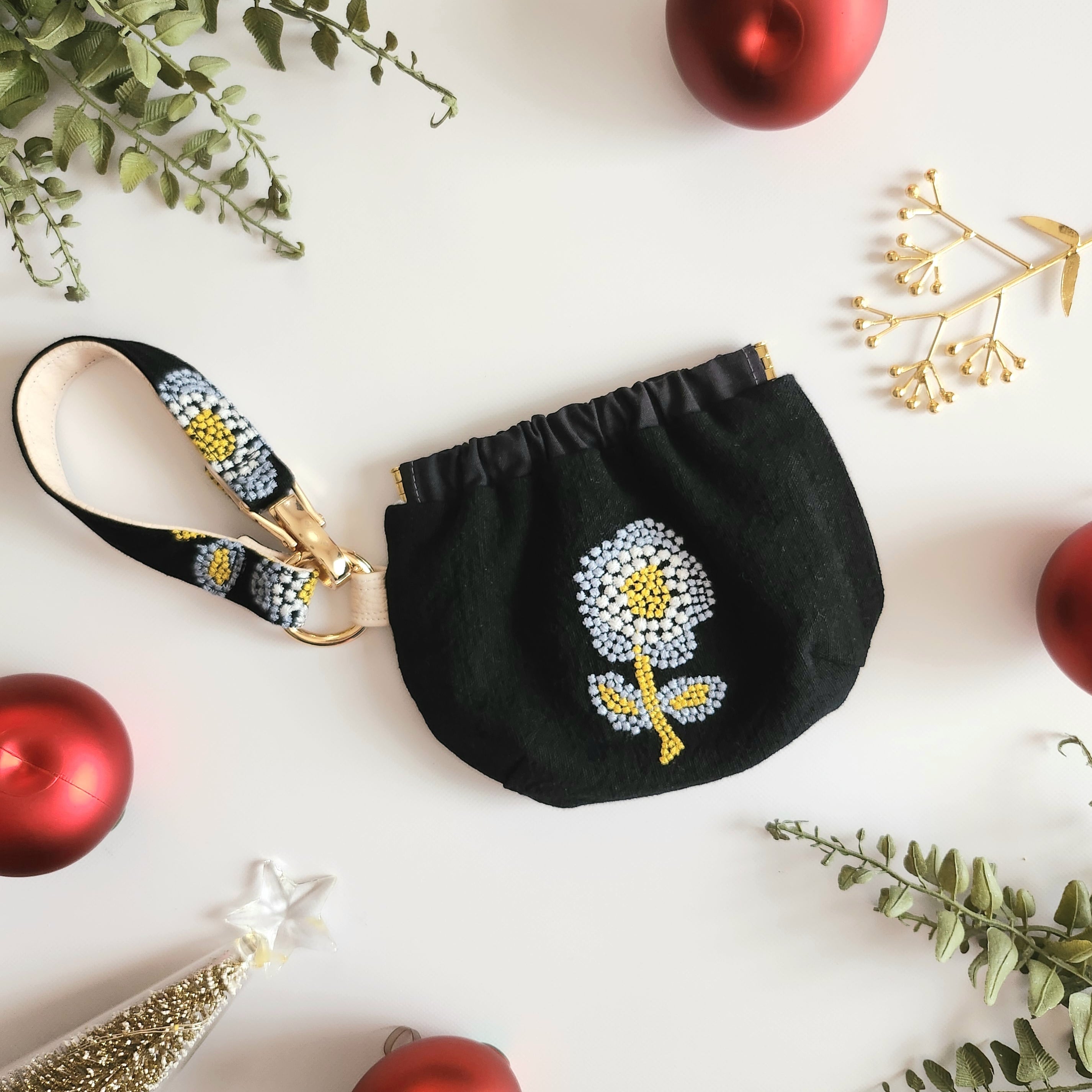 ミナペルホネン tambourine × run run run のストラップ付きマルチ