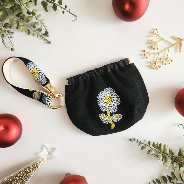 ふんわりまあるいバネ口ポーチ・ストラップ付【BIGなお花刺繍】カラビナ スマホストラップ　ギフトに