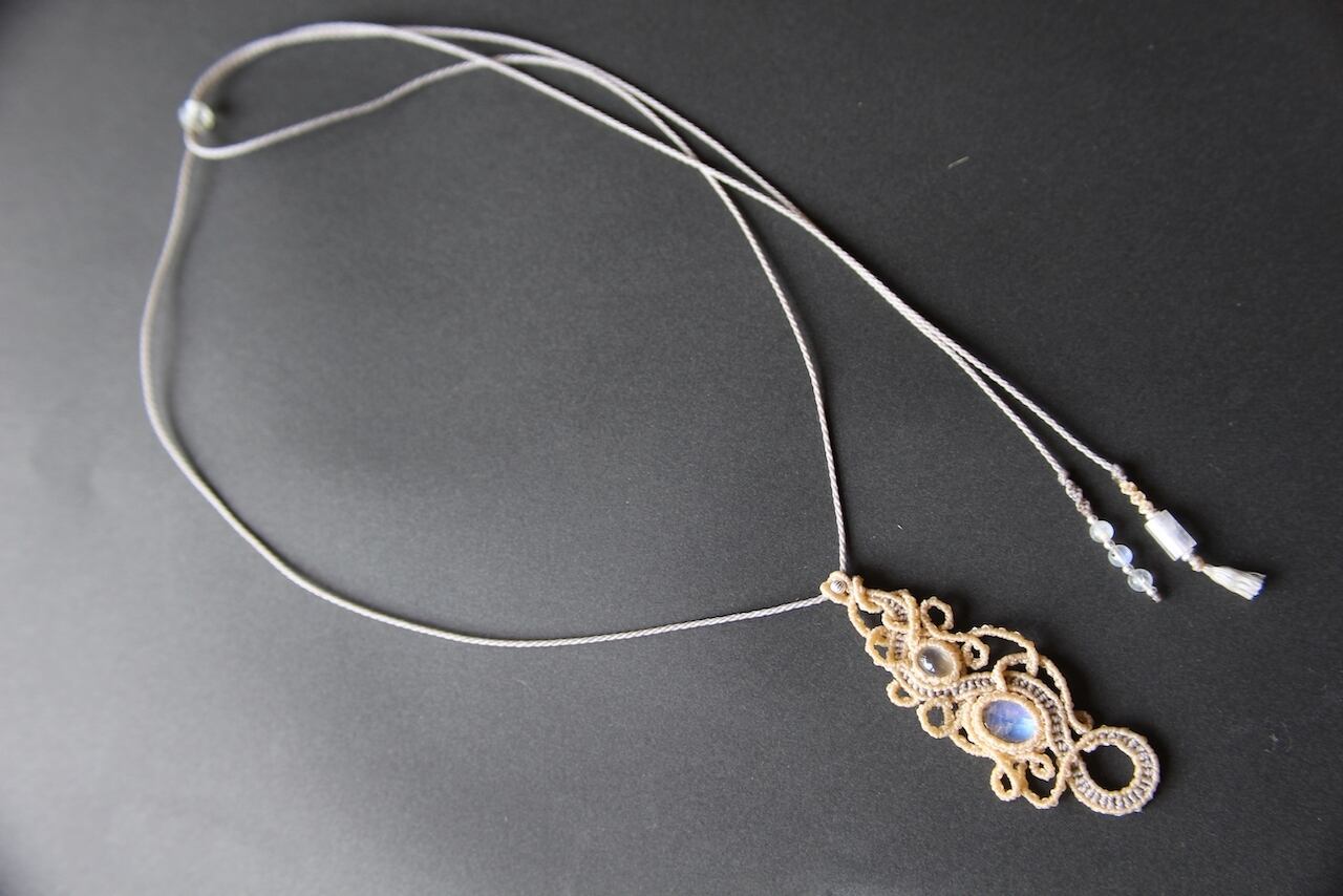 Blue moonstone & moonstone cat's eye micromacrame pendant