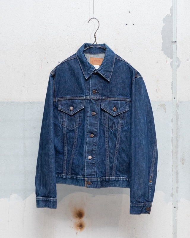 vintage “Levi's” 70505 0217, dark indigo denim trucker jacket / transitional BIG E - small e / Made In USA / SIZE : 42