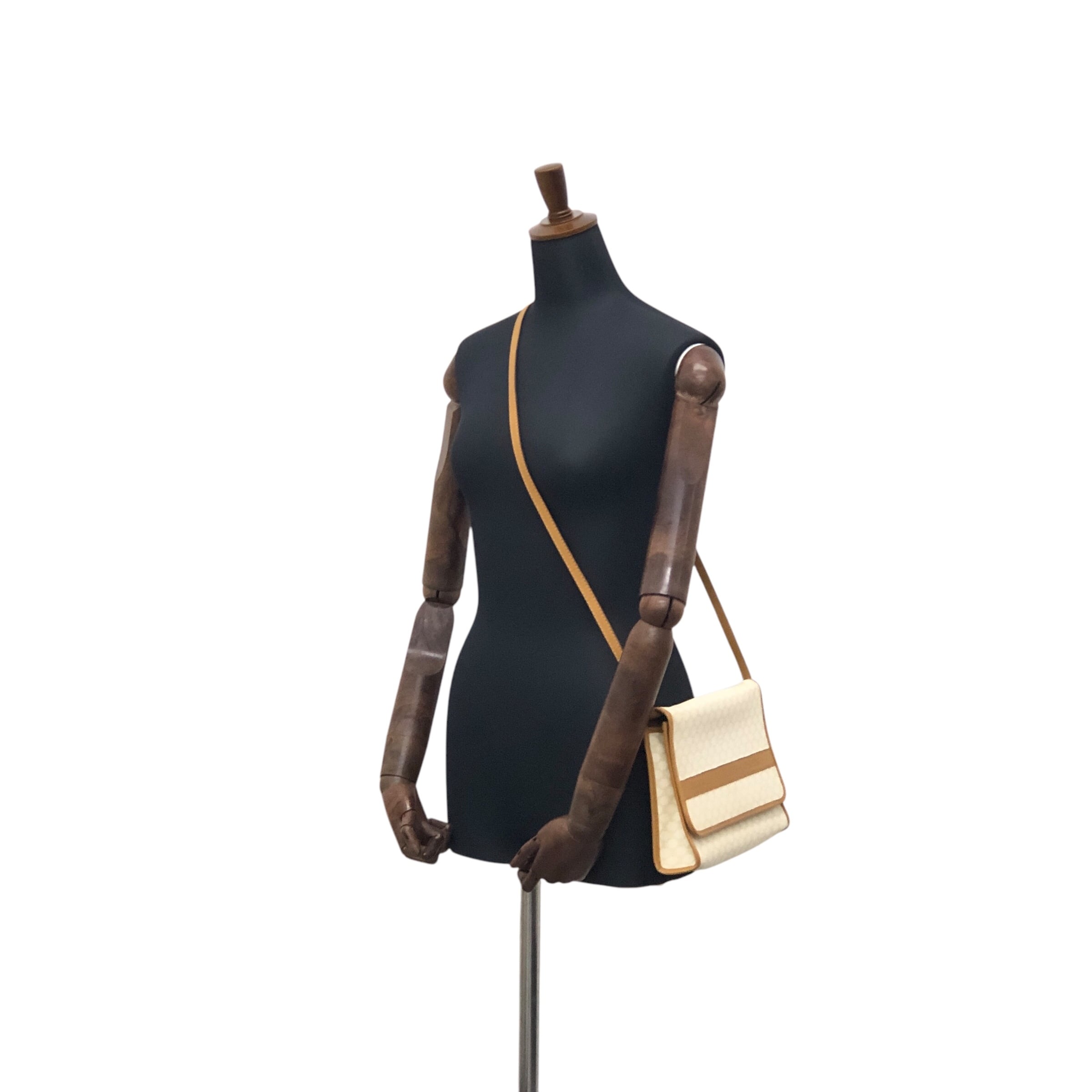 CELINE セリーヌ  マカダム ショルダーバッグ ホワイト ロゴ PVCレザー  cwjrtc CELINE セリーヌ マカダム ショルダーバッグ ホワイト ロゴ PVCレザー