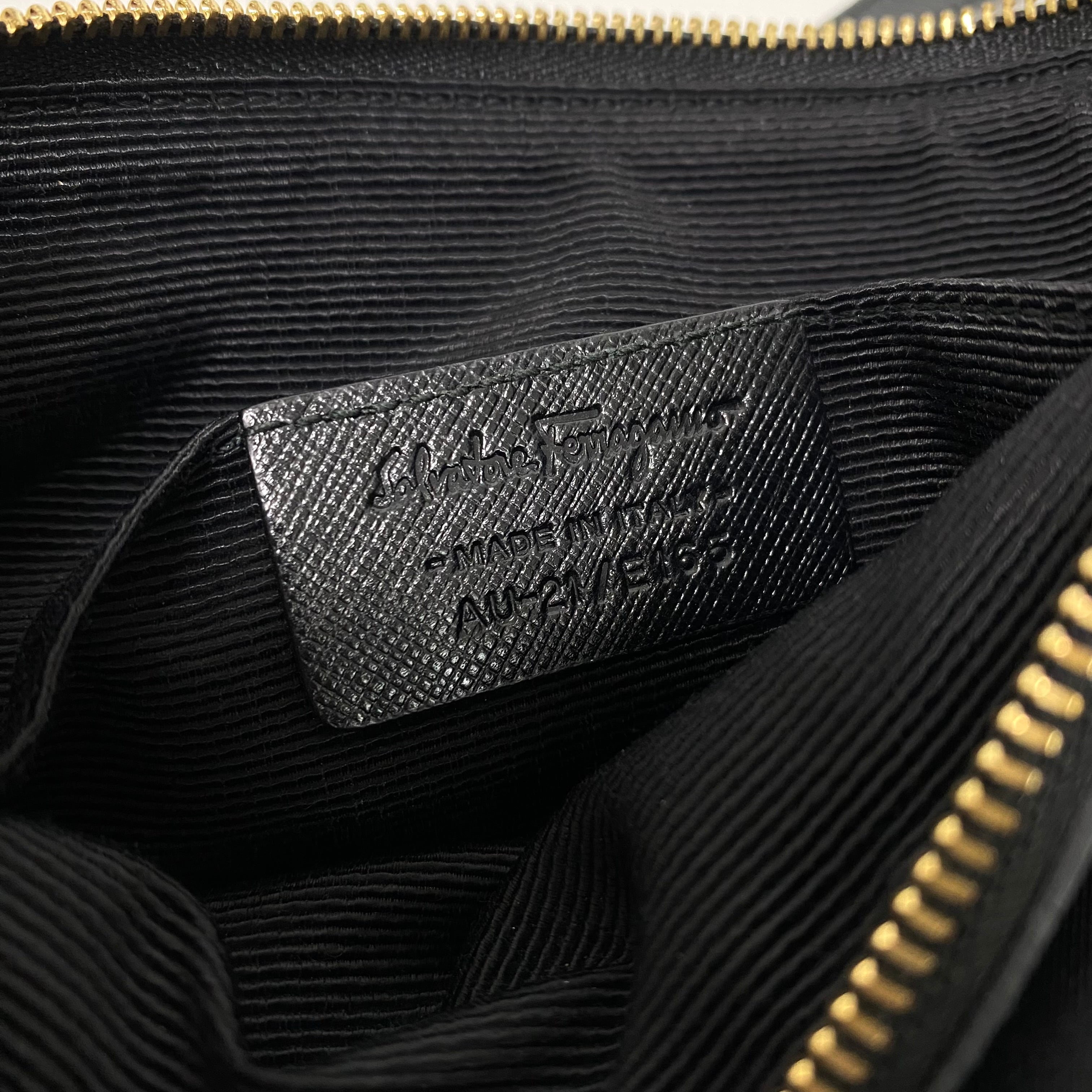 Salvatore Ferragamo フェラガモ ナイロンショルダーバッグ ブラック