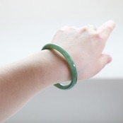 【内径 約55mm 】透明感抜群！翡翠の色味を楽しめる！バングル A貨翡翠 jd_bg1224