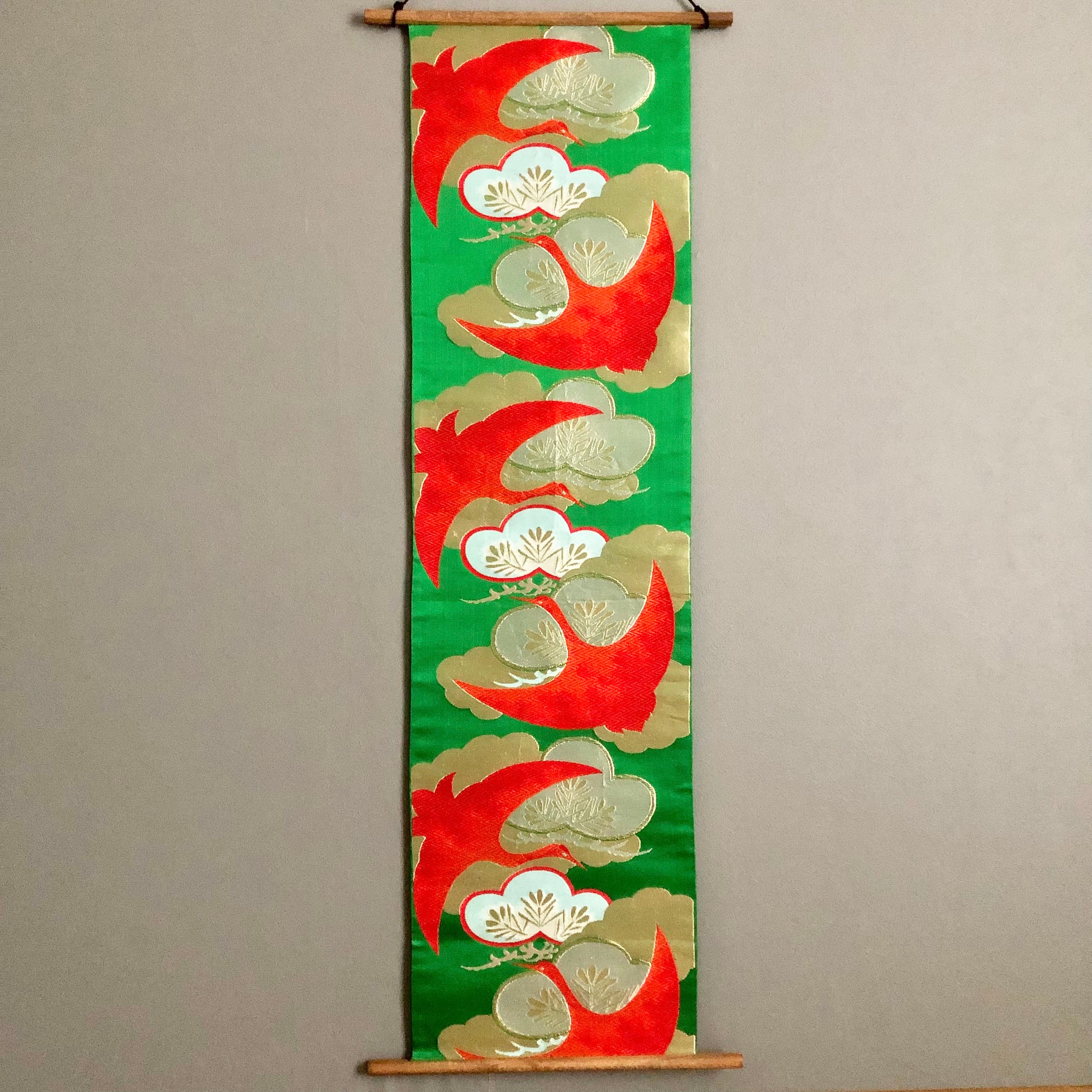 帯のタペストリー 鮮やかな緑に赤の鶴 着物リメイク インテリア クリスマス 正月飾り 掛け軸 Le beau monde