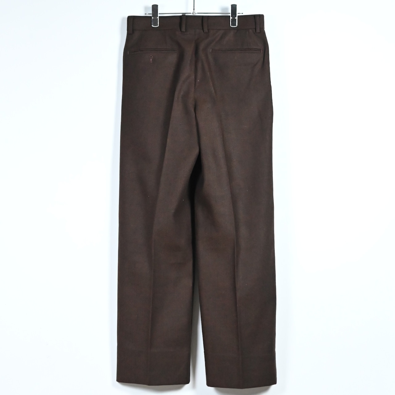 INTERIM / INDIA WOOL CLASSIC HERRINGBONE WITH LEATHER PIPING 2-TUCK STRAIGHT SLACKS