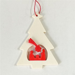 オーナメント ツリーの中の聖誕白木