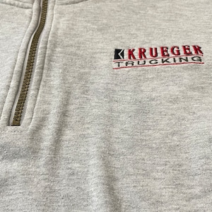 【SPORT-TEK】企業系 ハーフジップ スウェット プルオーバー KRUEGER TRUCKNG ワンポイント 刺繍ロゴ XL ビッグサイズ US古着