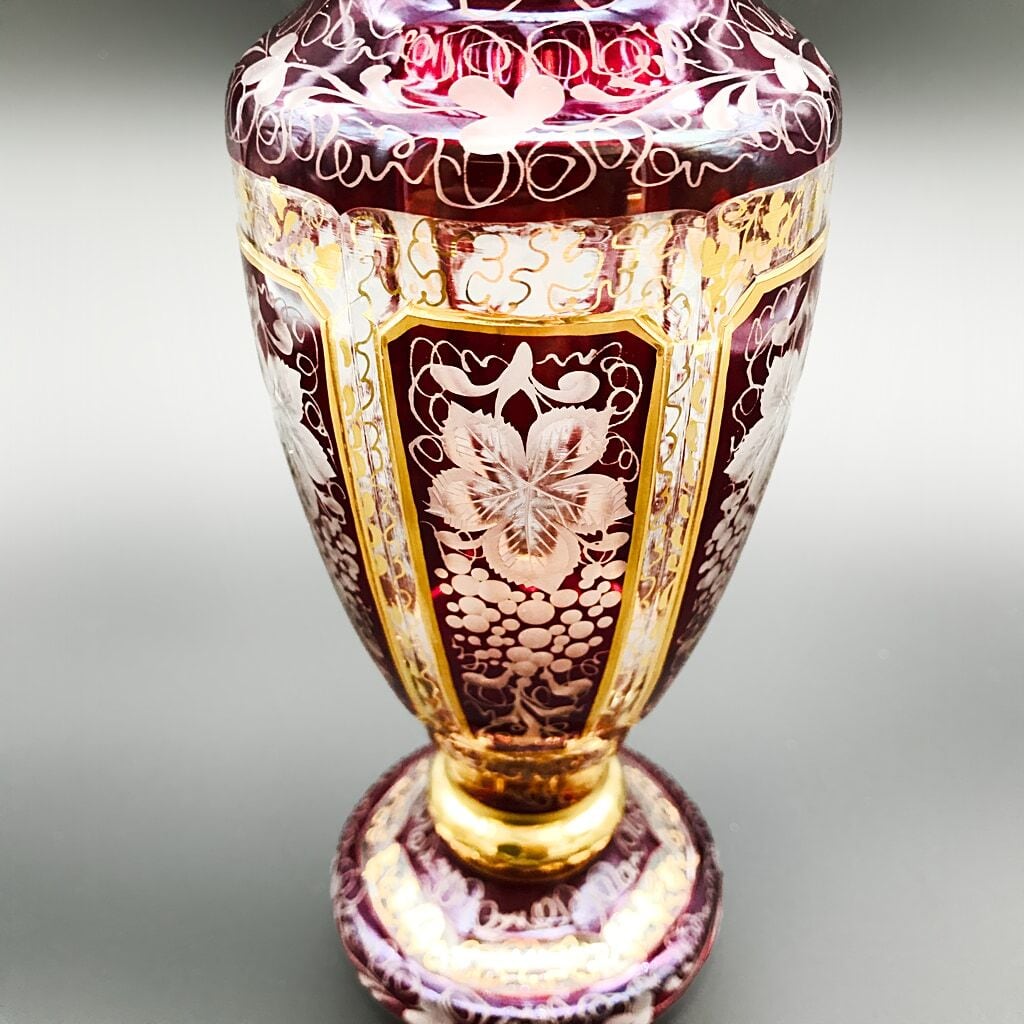 ボヘミアガラス エーゲルマン リッチエングレーヴィング 花瓶 レッド