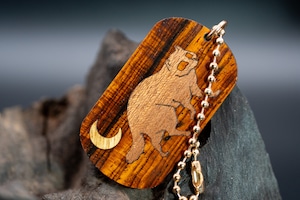 【 エスニックなローズウッド 】ココボロ ドッグタグ 象嵌 三日月とたぬき