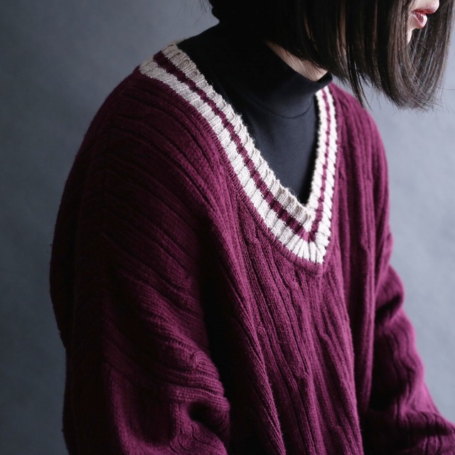 line design loose silhouette v-neck sweater