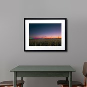 Twilight Grassland|夕暮れの草原を描いた幻想的アートポスター|穏やかな光と影が調和する北欧モダンインテリアにA4ポスター