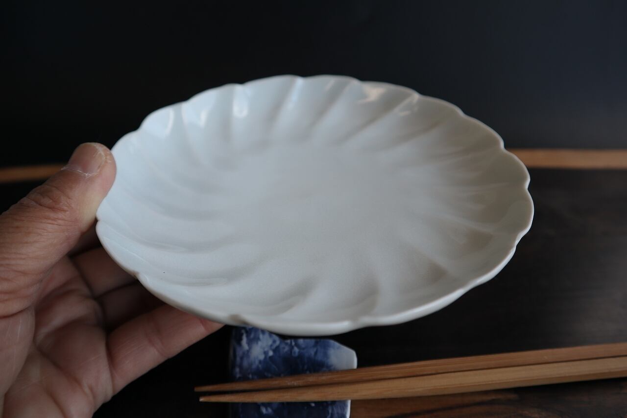 京焼 清水焼》白磁ねじり菊文五寸皿 | 陶つちやま