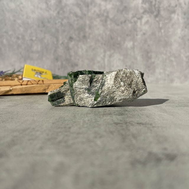 マダガスカル産 アクチノライト 原石｜透明感のあるグリーンと虹の輝き｜標本・オールドストックと考えられる一点もの