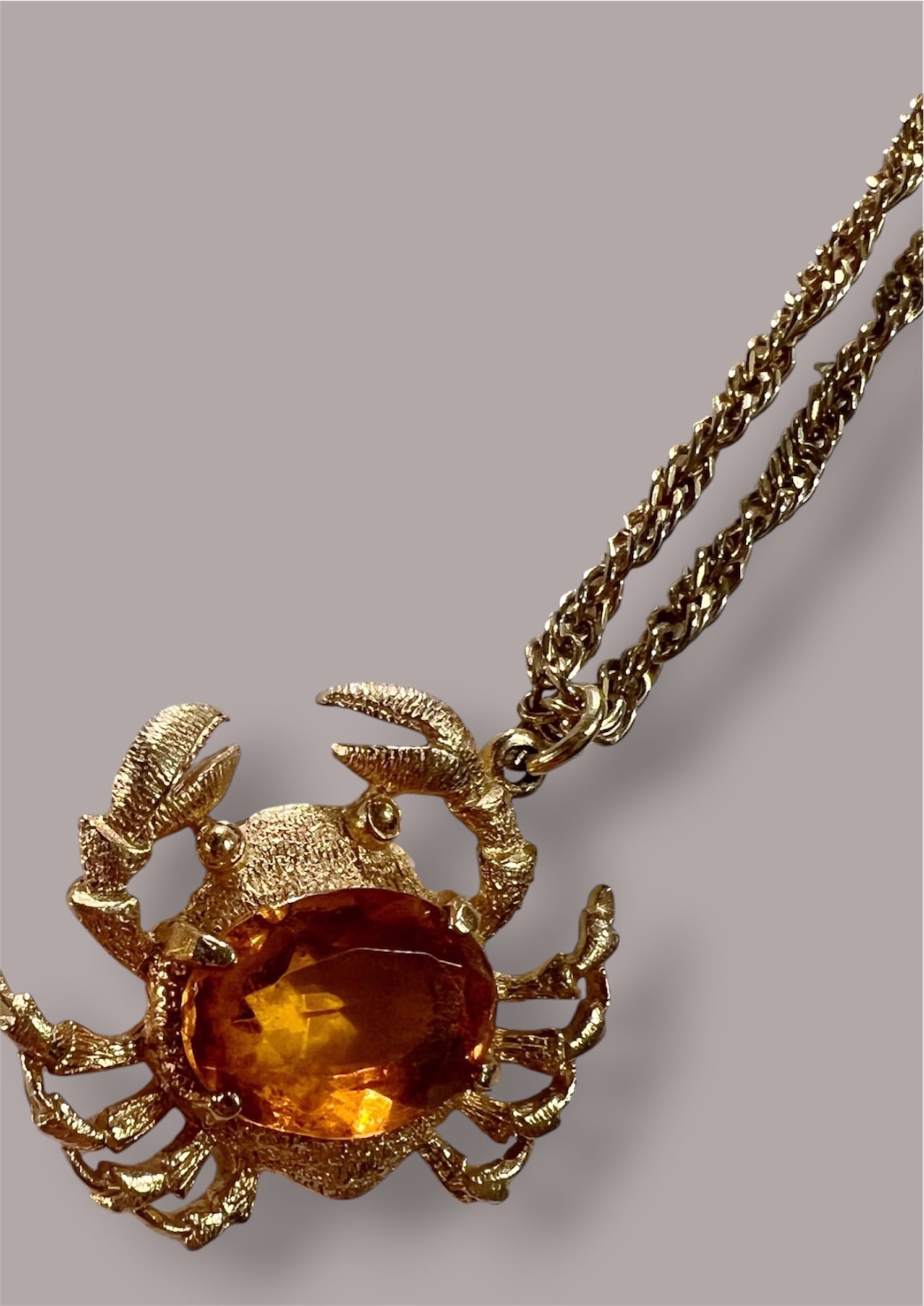 "Costume jewelry"70s-80s gold Cancer necklace