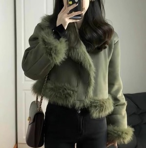 ファー付き スエード ショートジャケット レディース トップス ジャケット アウター 上着 羽織 ショート 長袖 ハイネック 襟付き ふわふわ 前開き ファー スウェード かわいい 大人可愛い きれいめ シンプル カジュアル おしゃれ こなれ感 個性的 エレガント 主役級 存在感 無地 春 秋 冬 ママ 通勤 学生 学校 通学 デート お出かけ 旅行 公園 女子会 休日 ショッピング カフェ 重ね着 暖かい 防寒 体型カバー 普段使い 着回し レイヤード S M L アーミーグリーン