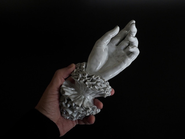 Etrange petite piece 401  手のオブジェⅤ