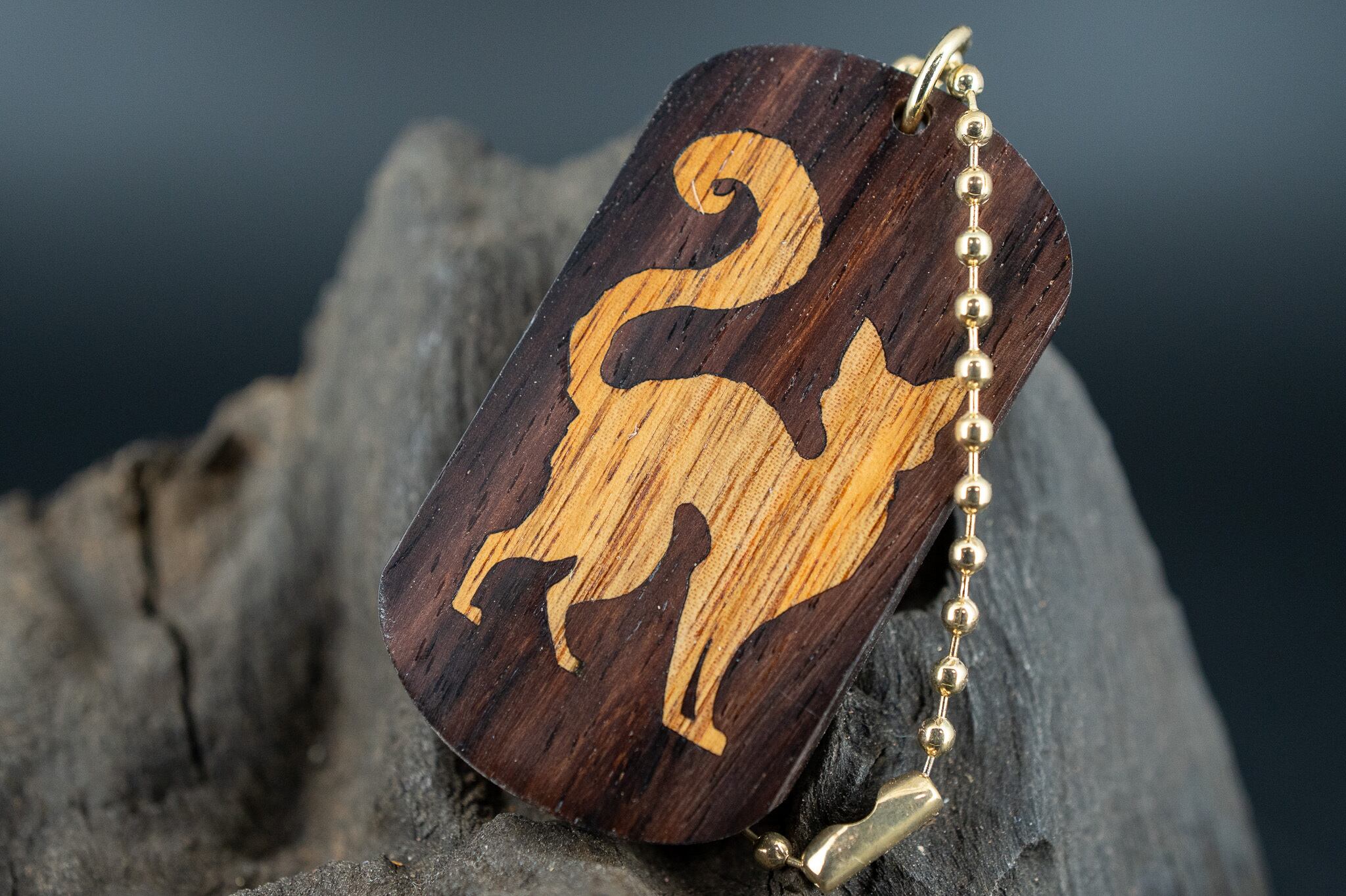 【唐木三大銘木】 紫檀 (ソノケリン) ドッグタグ 象嵌 探る視線